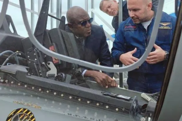 رئيس أركان القوات الجوية النيجيرية المارشال حسن أبو بكر يتجول في مصنع الطائرات الإيطالية (وزارة الدفاع النيجيرية)