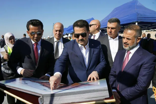 رئيس الوزراء العراقي محمد شياع السوداني يقص شريط افتتاح مشروع «ميناء الفاو الكبير»