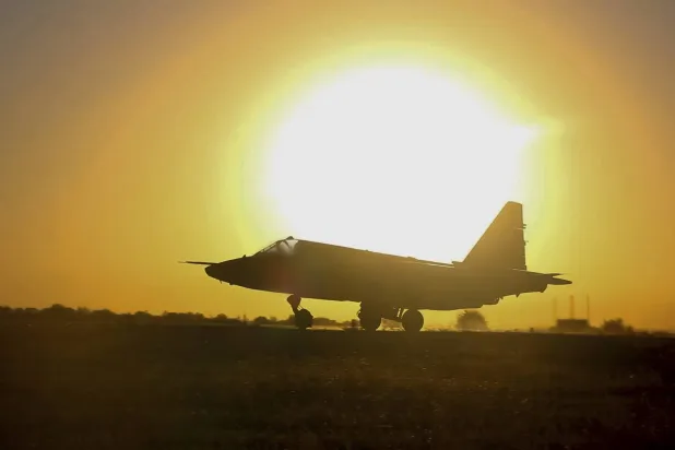 صورة وزعتها وزارة الدفاع الروسية للمقاتلة «إيه سو-25» تقلع لتنفيذ مهمة فوق أوكرانيا (أ.ب)