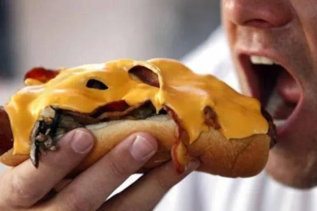 بعض الأطعمة يسهم في تسريع عملية الشيخوخة (رويترز)