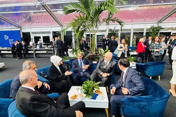 الرئيس القبرصي خريستودوليديس والرئيس التركي إردوغان ورئيس الوزراء اليوناني ميتسوتاكيس ورئيس وزراء ألبانيا راما يتحدثون خلال قمة ببودابست (رويترز)