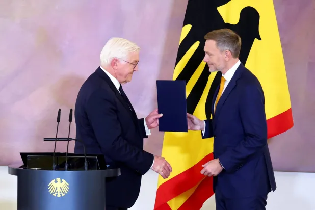 الرئيس الألماني فرانك فالتر شتاينماير يسلم شهادة الإقالة لوزير المالية كريستيان ليندنر بعد عزله من قِبَل المستشار أولاف شولتز (رويترز)