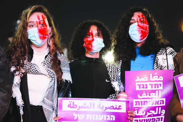 احتجاجات في إسرائيل ضد تفشي الجريمة المنظمة في المجتمع العربي مارس 2021 (غيتي)