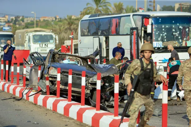 السيارة المستهدفة على حاجز للجيش اللبناني في صيدا لحظة مرور قافلة لـ"اليونيفيل" (إ.ب.أ)