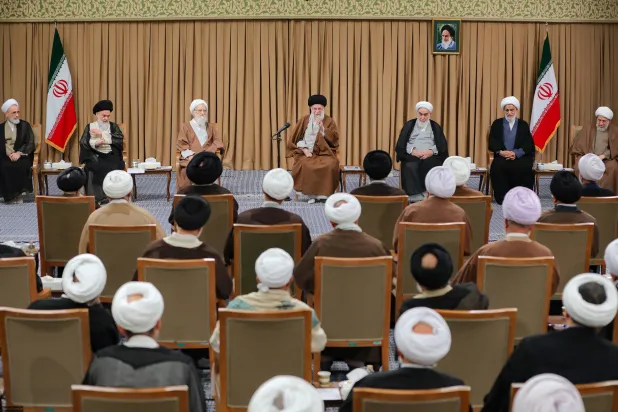صورة نشرها موقع المرشد الإيراني علي خامنئي من استقباله أعضاء مجلس «خبراء القيادة» بطهران