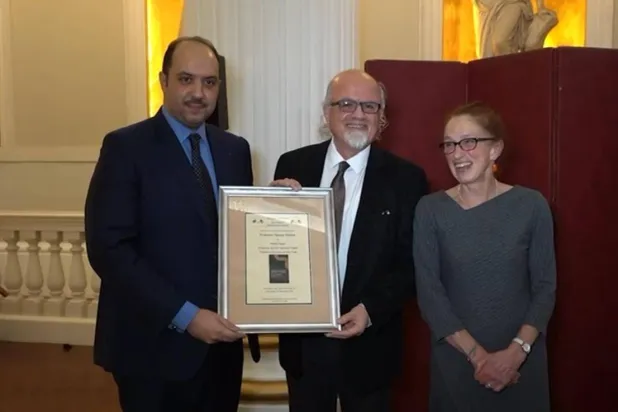 الشيخ مبارك العبد الله الصباح يسلم الجائزة للبروفسور ناصر الرباط وتبدو رئيسة لجنة التحكيم فرنسيس غي عن يمين الصورة (خاص)