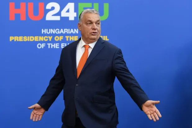 رئيس الوزراء المجري فيكتور أوربان يحيي الضيوف عند وصولهم لحضور اجتماع غير رسمي لرؤساء دول أو حكومات الاتحاد الأوروبي في بودابست - المجر - 8 نوفمبر 2024 (أ.ف.ب)