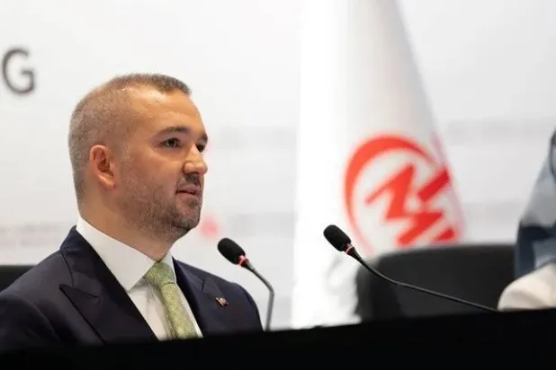 رئيس البنك المركزي التركي فاتح كاراهان خلال مؤتمر صحافي لإعلان تقرير التضخم الرابع للعام الحالي الجمعة (من البث المباشر للمؤتمر الصحافي)