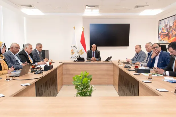 وزير الري المصري خلال اجتماع متابعة موقف منشآت ومخرّات السيول في البلاد (مجلس الوزراء المصري)