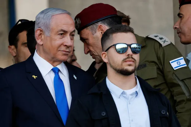 رئيس الوزراء الإسرائيلي بنيامين نتنياهو خلال حديث مع رئيس الأركان هيرتسي هاليفي في قاعدة عسكرية بصحراء النقب يوم 31 أكتوبر الماضي (رويترز)
