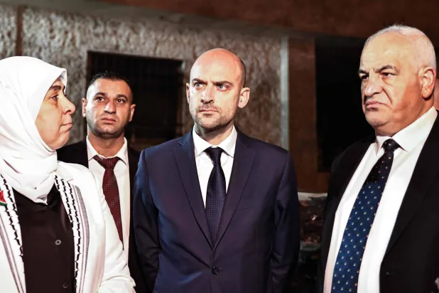 وزير الخارجية الفرنسي جان نويل بارو متوسطاً وزير الداخلية الفلسطيني زياد الريح ومحافظة رام الله ليلى غنام خلال زيارة لحي في رام الله هاجمه مستوطنون إسرائيليون وأضرموا فيه النار يوم 7 نوفمبر 2024 (أ.ف.ب) 