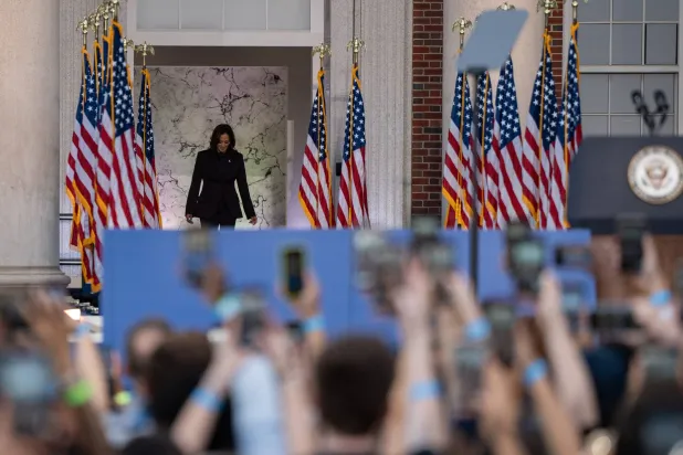 كامالا هاريس نائبة الرئيس الأميركي جو بايدن قبل إلقائها خطاب الخسارة (د.ب.أ)