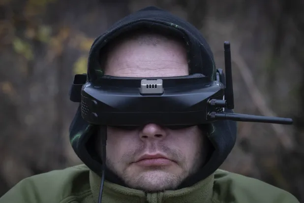 جندي أوكراني يرتدي جهاز تحكم في طائرة من دون طيار في الجبهة قرب خاركيف (أ.ب)