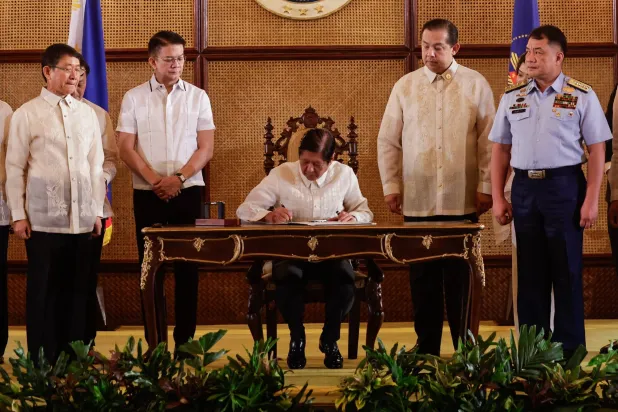 الرئيس الفلبيني فرديناند ماركوس يصادق على قوانين تُحدد المياه الإقليمية للفلبين (إ.ب.أ)