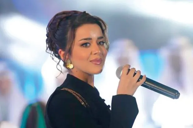 ذكرى خلال غنائها بأوبريت {يا ديرتي} الذي أقيم احتفاء باليوم الوطني السعودي في سبتمبر الماضي (حسابها على {إنستغرام})