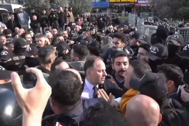 قوات الشرطة تمنع نائب حزب الشعب الجمهوري المعارض دنيز ياووز يلماظ من دخول مبنى بلدية إسنيورت في إسطنبول الجمعة (إعلام تركي)
