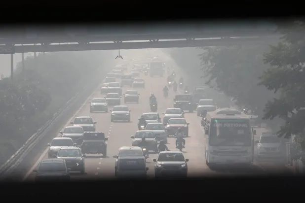 تتصدر نيودلهي والمنطقة الحضرية المحيطة بها باستمرار التصنيف العالمي لتلوث الهواء في الشتاء (إ.ب.أ)