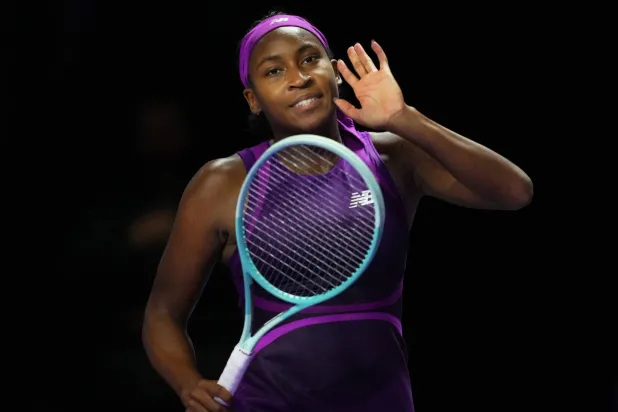 كوكو غوف تحتفل بفوزها على سابالينكا (رويترز)