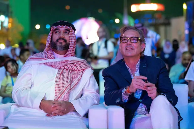  الأمير فيصل بن بندر رئيس الاتحاد السعودي للرياضات الإلكترونية وتيليز خلال حفل التدشين (الشرق الأوسط)