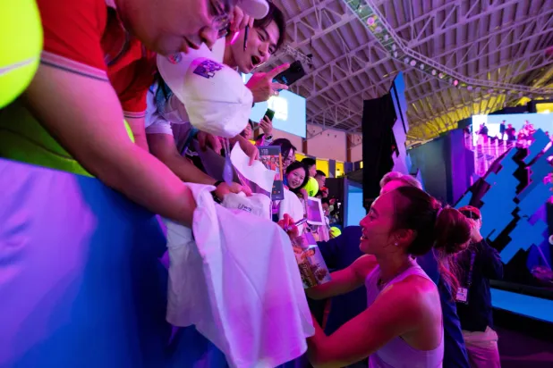 اللاعبة الصينية تلتقي جماهيرها عقب نهاية المباراة (وزارة الرياضة)