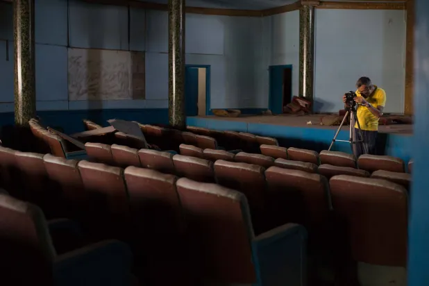 حمل المخرج هادي زكاك كاميرته وذهب يبحث عمّا تبقّى من سينما طرابلس (صوَر زكّاك)