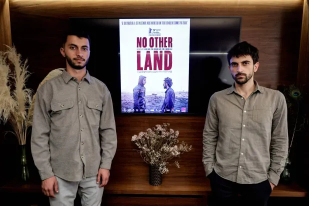 المخرجان الفلسطيني باسل عدرا (يسار) والإسرائيلي يوفال أبراهام في باريس (أ.ف.ب)