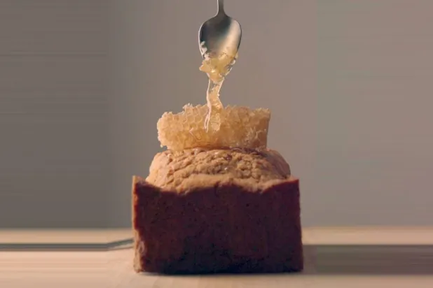 كعكة شاي إيرل جراي مع العسل المنقوع بالقرفة والفانيليامن شيف ميدو (الشرق الأوسط)