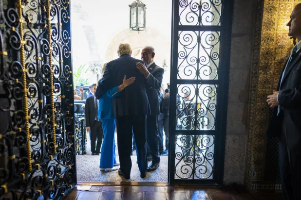 ترمب مرحّباً بنتنياهو وزوجته في مارالاغو 26 يوليو (نيويورك تايمز)