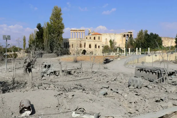 
 
آوار در محل حمله هوایی اسرائیلی در بعلبک و مجموعه معابد رومی در پس زمینه (فرانس پرس)