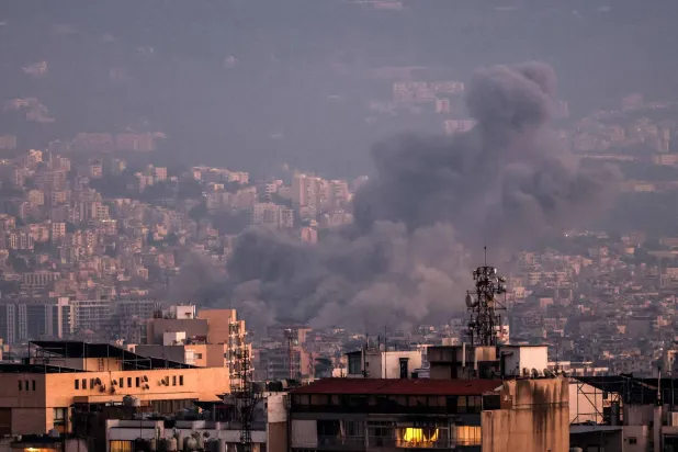 
ستون دود بر فراز ضاحیه جنوبی بیروت پس از یکی از حملات هوایی اسرائیل (فرانس پرس)