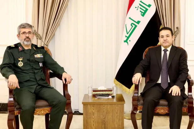 الأعرجي مستقبلاً الملحق العسكري الإيراني مجيد قلي بور في بغداد السبت (وكالة الأنباء العراقية)