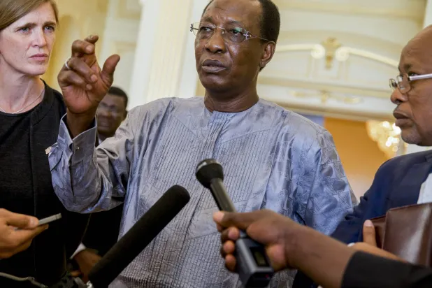 الرئيس التشادي الراحل إدريس ديبي بجانبه السفيرة الأميركية لدي الأمم المتحدة آنذاك سامنثا باور، في نجامينا 20 أبريل 2016 (أ. ب)