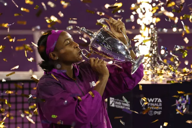 الأميركية غوف تقبّل كأس البطولة (رويترز)