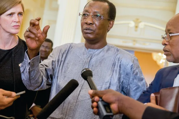 
أرشيفية للرئيس الراحل إدريس ديبي وبجانبه السفيرة الأميركية سامنثا باور في القصر الرئاسي بنجامينا أبريل 2016 (أ.ب)