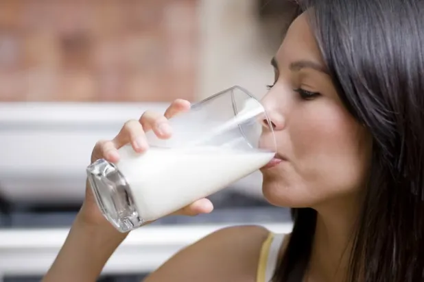 سيدة تتناول الحليب (أرشيفية- صحيفة «ذا آيريش تايمز»)