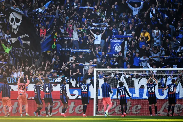 لاعبو أتالانتا يُحيّون جماهيرهم عقب الفوز المثير (رويترز)