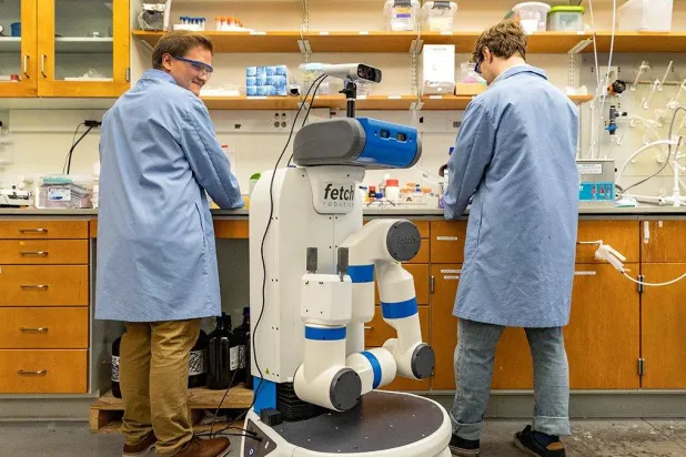 باحثون بجامعة نورث كارولينا يعتمدون على روبوت لتنفيذ مهام بالمختبر (جامعة نورث كارولينا)
