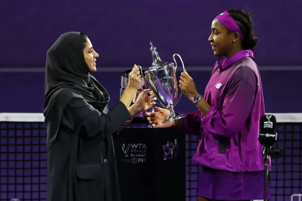 لحظة تتويج كوكو غوف بكأس الجولة الختامية في السعودية لـ«رابطة محترفات التنس»... (رويترز)