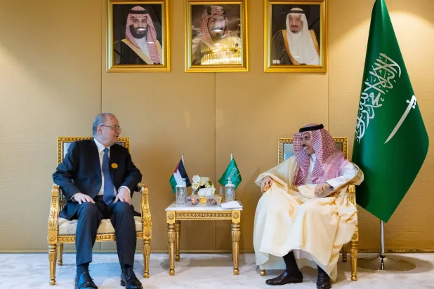 الأمير فيصل بن فرحان لدى لقائه محمد مصطفى في الرياض (الخارجية السعودية)