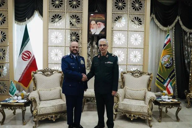 اللواء باقري مرحباً بالفريق الرويلي في العاصمة طهران (وزارة الدفاع السعودية) 