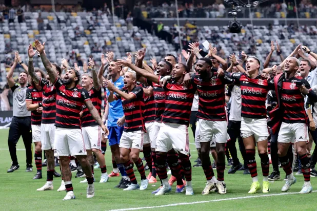 فرحة لاعبي فلامينغو عقب فوزهم إياباً على أتليتكو مينيرو وتحقيقهم كأس البرازيل (رويترز)