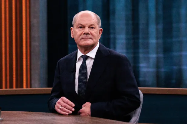 المستشار الألماني أولاف شولتس في الاستوديو يستعد لمقابلة تلفزيونية (د.ب.أ)