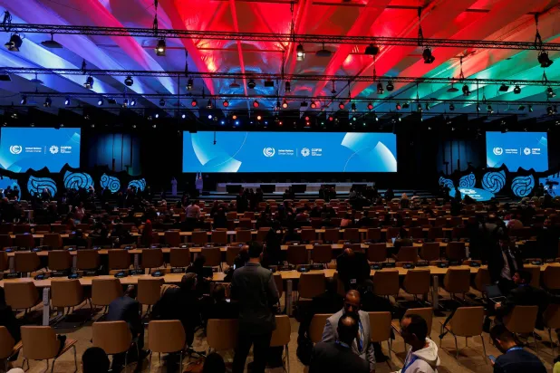 منظر عام يُظهر الحاضرين خلال يوم افتتاح مؤتمر الأمم المتحدة لتغير المناخ «كوب 29» في باكو بأذربيجان (رويترز)