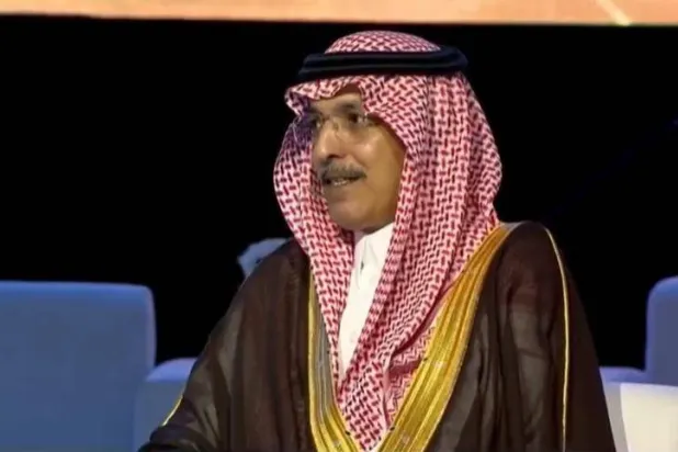 وزير المالية السعودي متحدثاً في الجلسة الحوارية ضمن منتدى «كفاءة الإنفاق» (الشرق الأوسط)