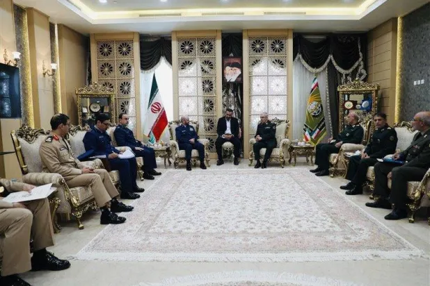 ارتشبد فیاض الرویلی و سرلشکر محمد باقری در جریان مذاکرات خود در تهران، یکشنبه (وزارت دفاع سعودی)