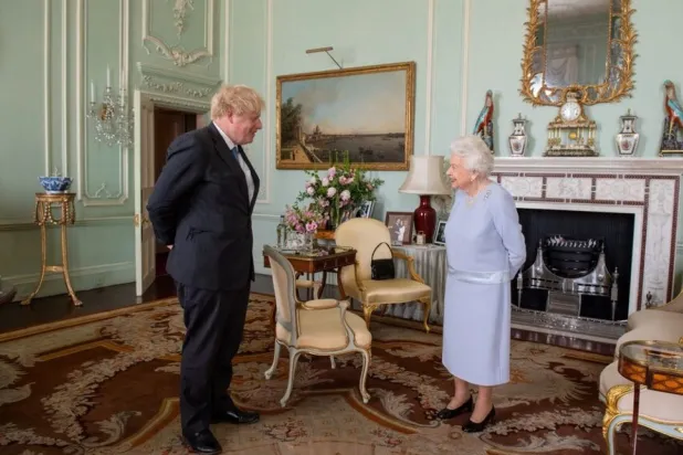 الملكة الراحلة إليزابيث الثانية مع بوريس جونسون (رويترز)