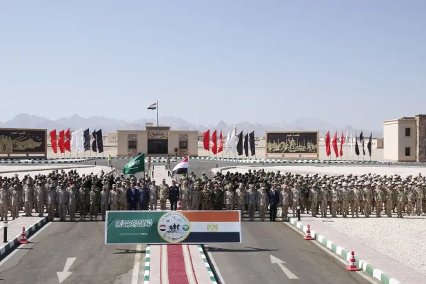 عناصر من القوات البرية والجوية والبحرية والقوات الخاصة للسعودية ومصر تشارك في تدريب «السهم الثاقب» (المتحدث العسكري المصري)