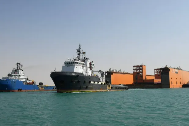 عبور الحوض العائم «دورادو» الجمعة الماضي كأكبر وحدة عائمة تعبر قناة السويس في تاريخها (هيئة قناة السويس)