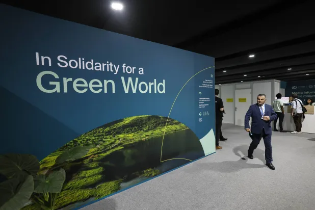 مشاركون يصلون الجلسة العامة الأولى لمؤتمر الأمم المتحدة بشأن تغير المناخ (كوب 29)