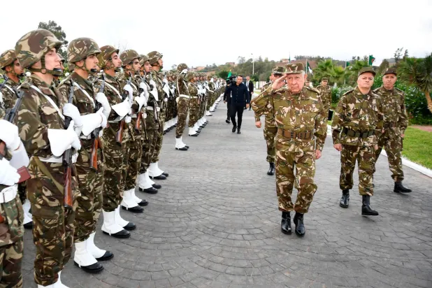 قائد الجيش خلال زيارته مركز الهندسة الميكانيكية العسكرية (وزارة الدفاع)